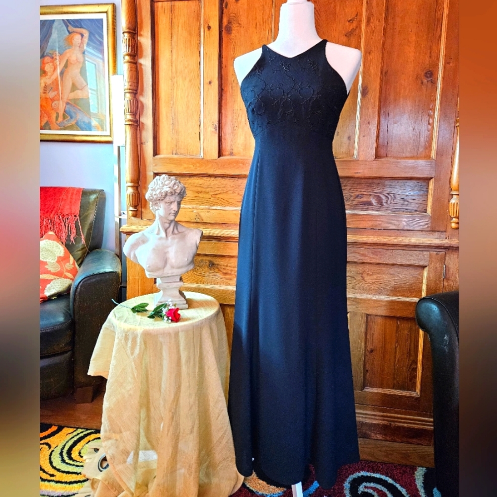 Elegant Laundry by Shelli Segal Petites long black gown. - Picture 2 of 6